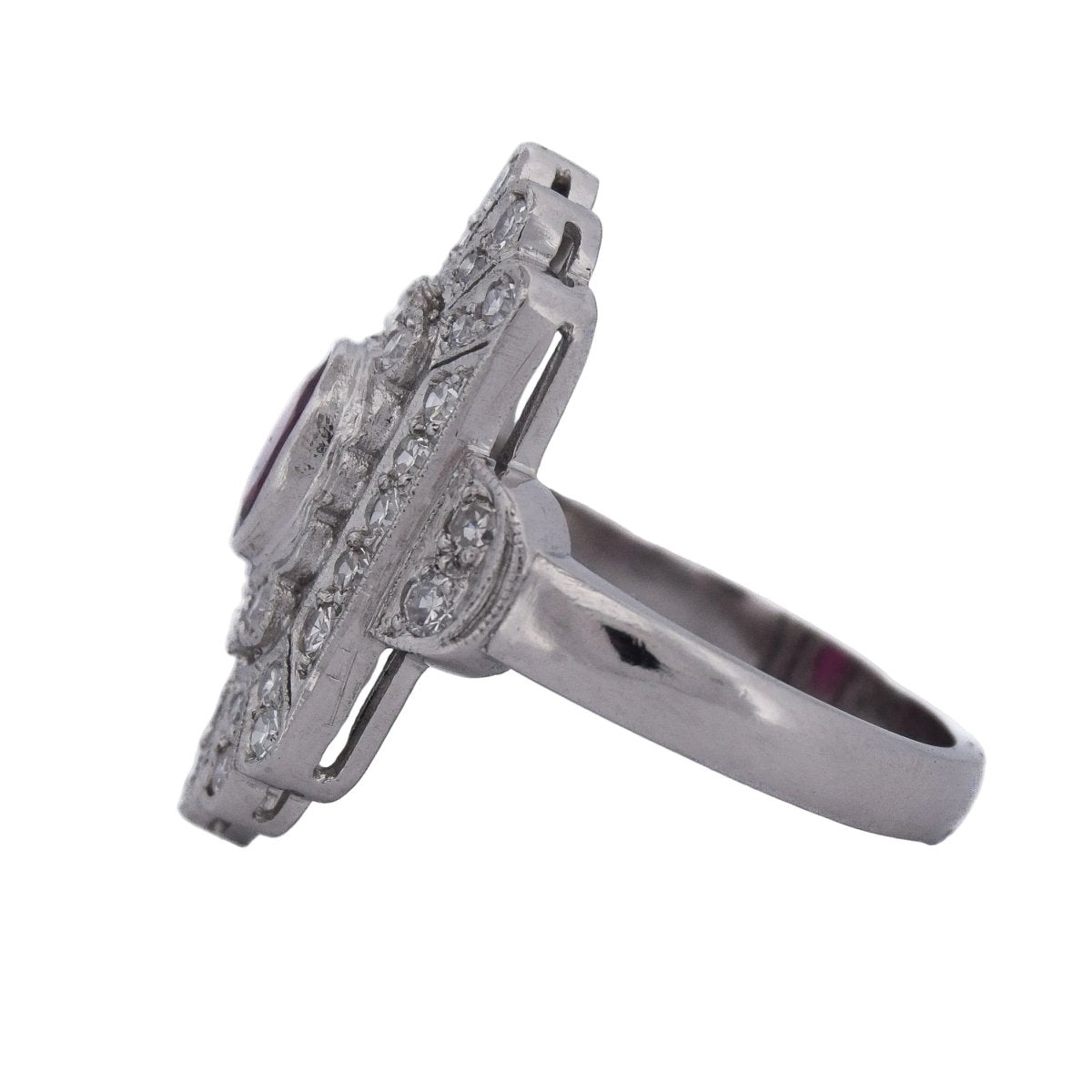 Bague Entourage en platine, rubis et diamants - Castafiore