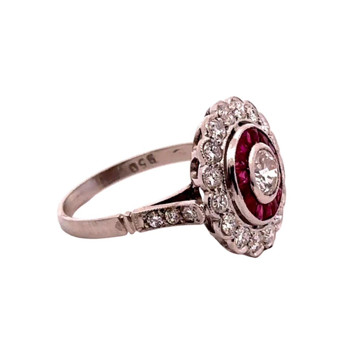 Bague Entourage en platine, rubis et diamants - Castafiore