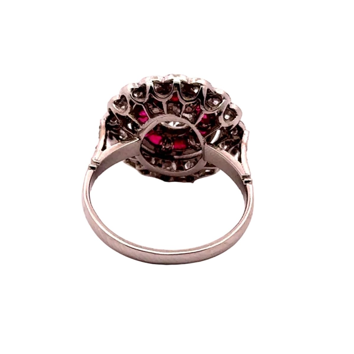 Bague Entourage en platine, rubis et diamants - Castafiore