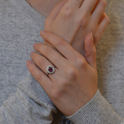 Bague Entourage en platine, rubis et diamants - Castafiore