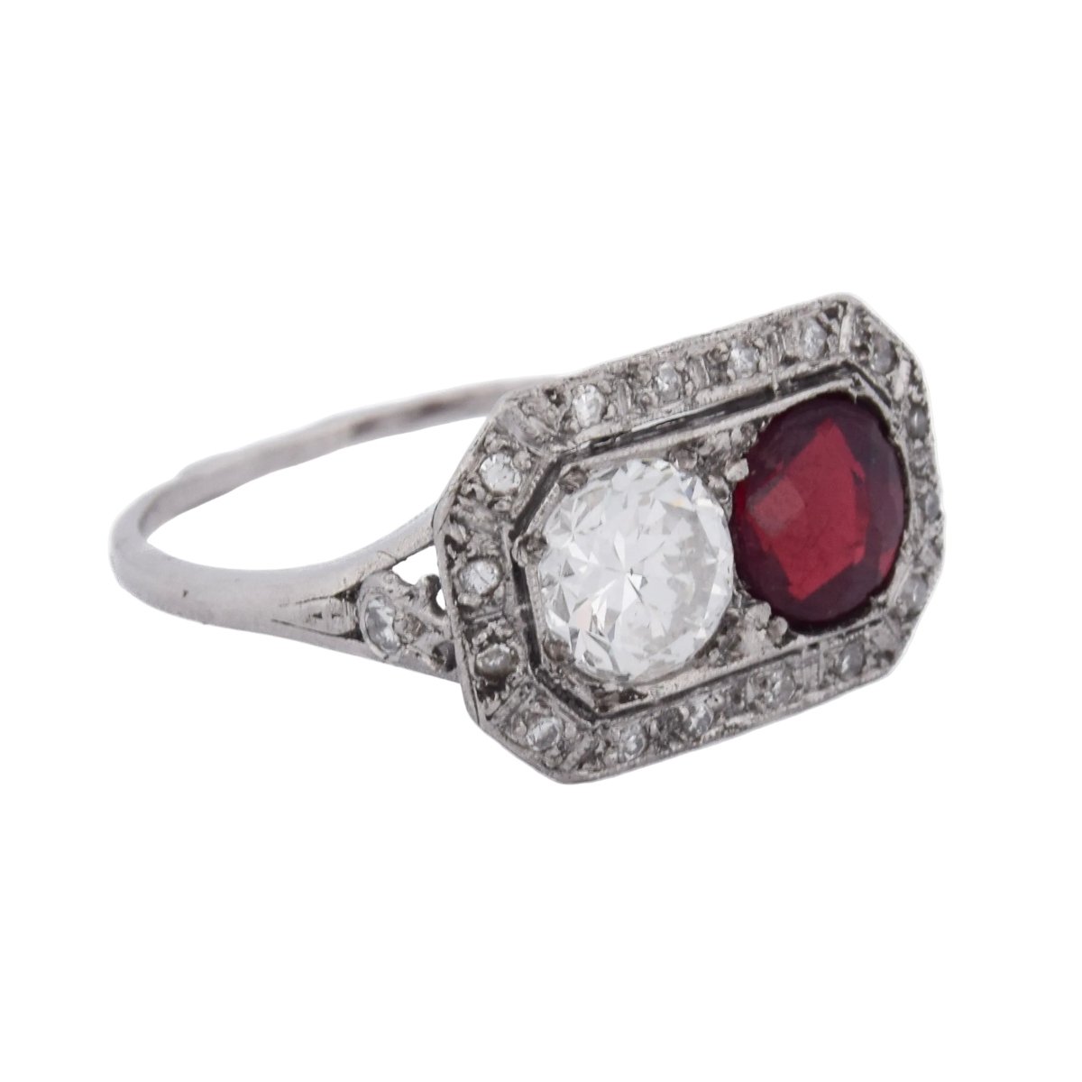 Bague Entourage en platine, rubis et diamants - Castafiore