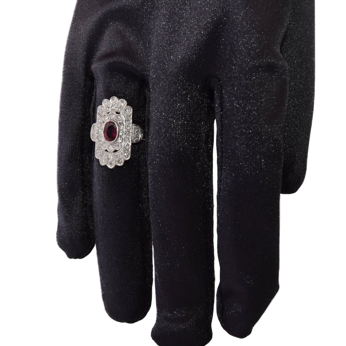 Bague Entourage en platine, rubis et diamants - Castafiore