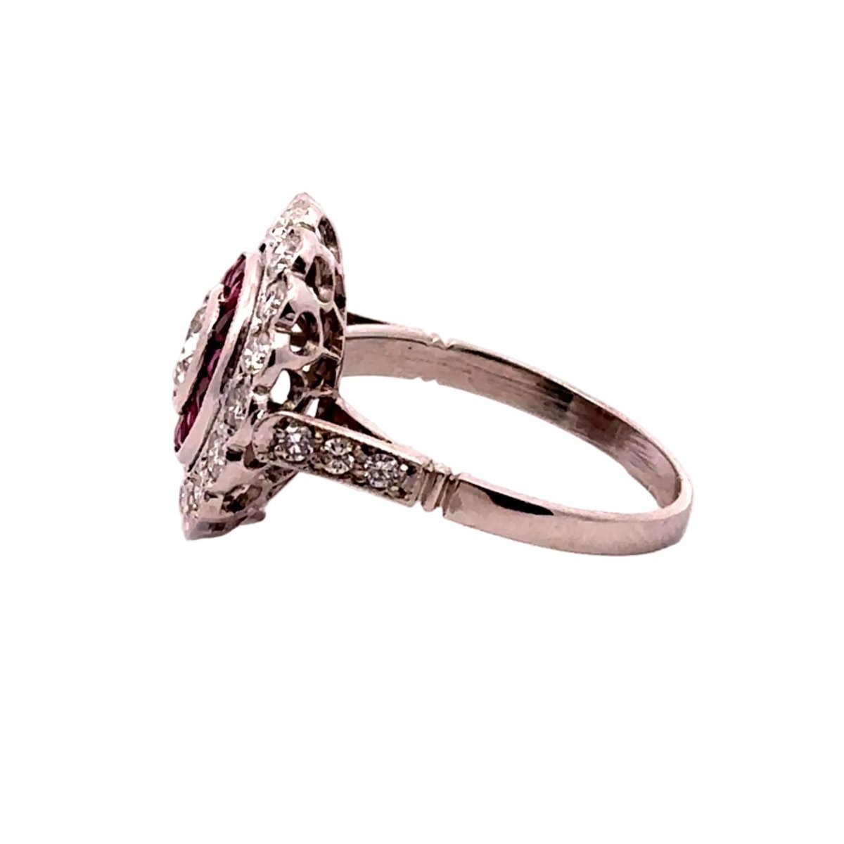 Bague Entourage en platine, rubis et diamants - Castafiore