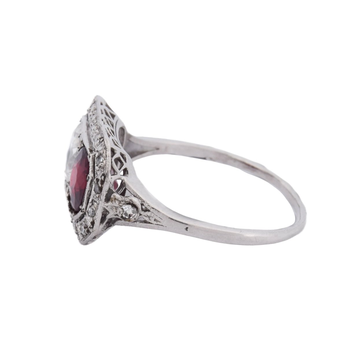 Bague Entourage en platine, rubis et diamants - Castafiore