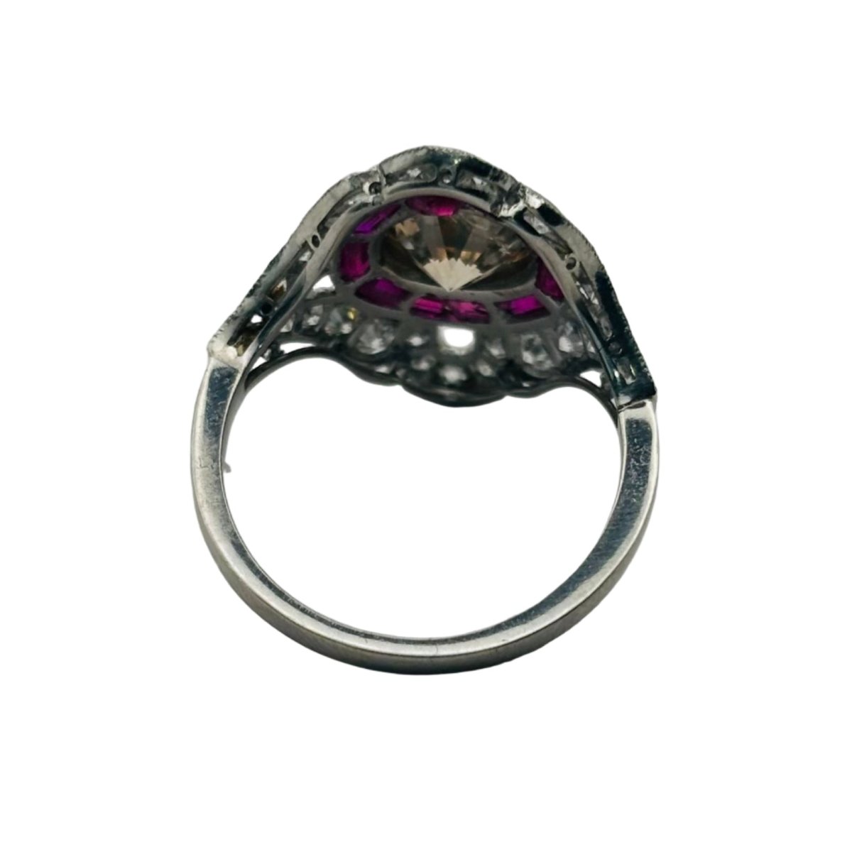 Bague Entourage en platine, rubis et diamants - Castafiore