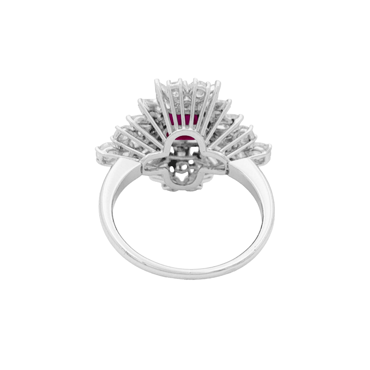 Bague Entourage en platine, rubis et diamants - Castafiore