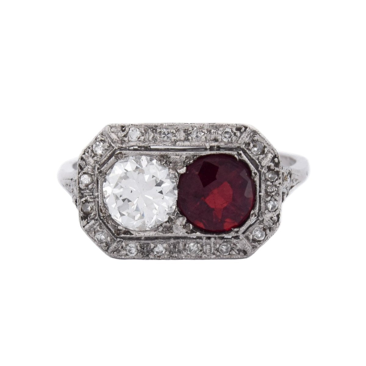 Bague Entourage en platine, rubis et diamants - Castafiore