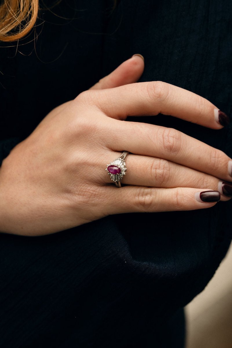 Bague Entourage en platine, rubis et diamants - Castafiore