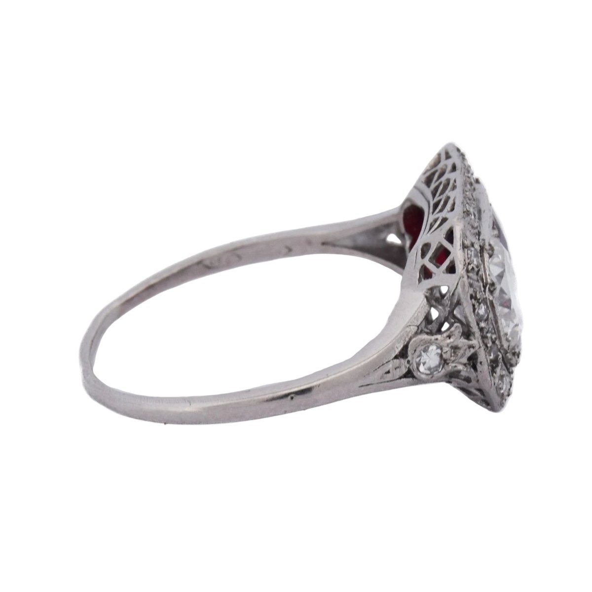Bague Entourage en platine, rubis et diamants - Castafiore