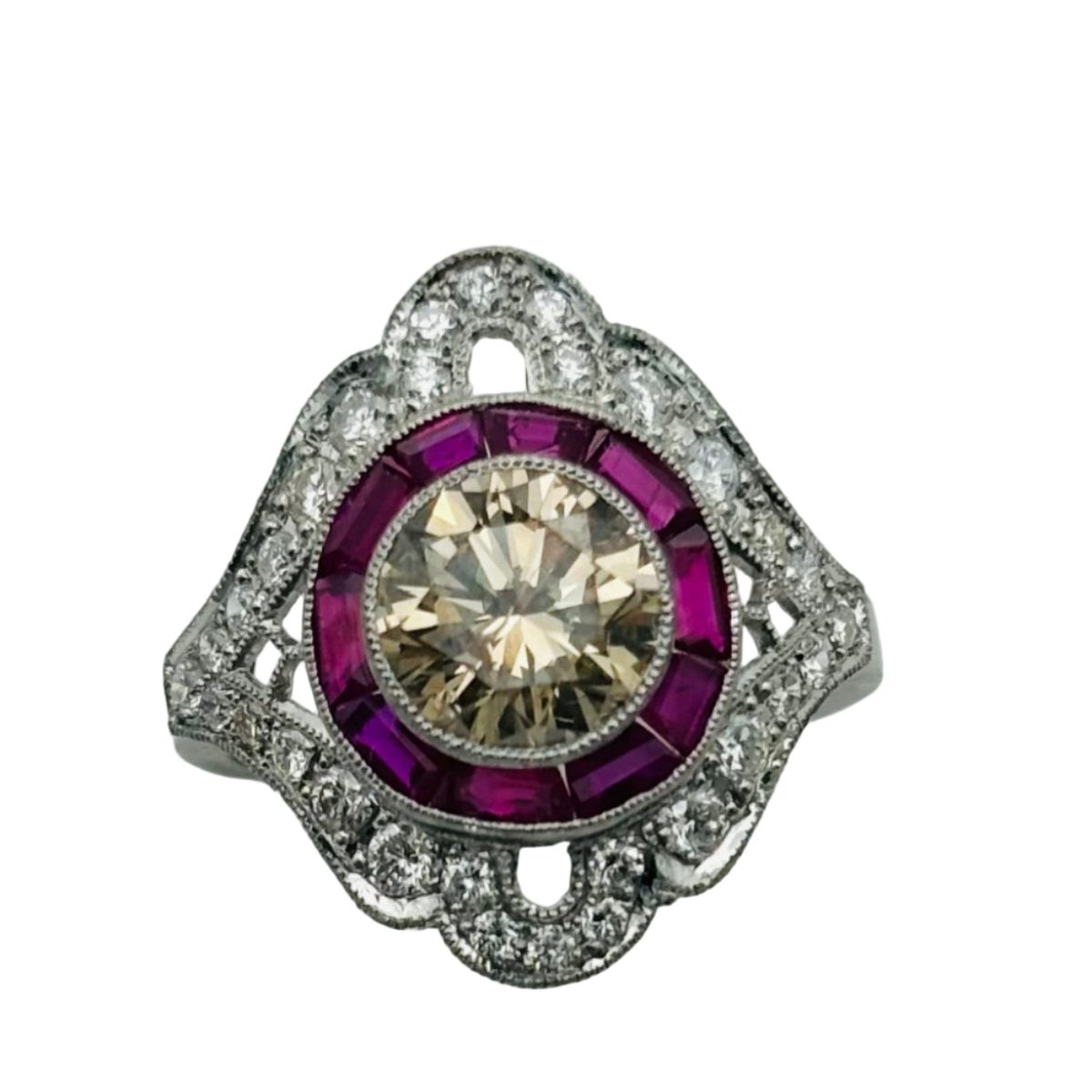 Bague Entourage en platine, rubis et diamants - Castafiore