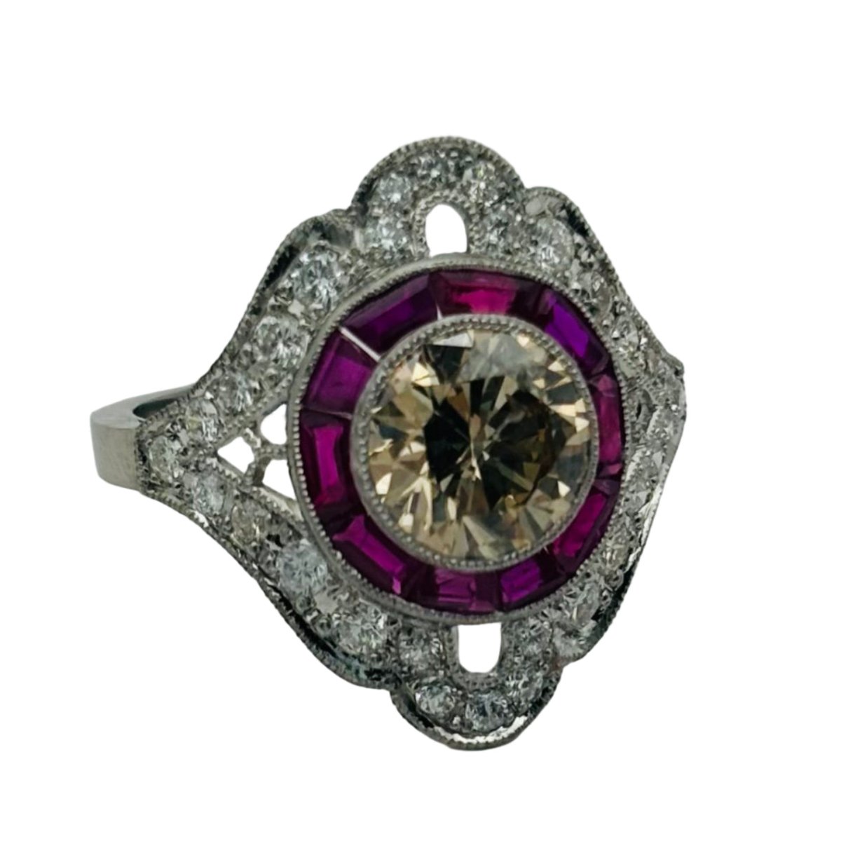 Bague Entourage en platine, rubis et diamants - Castafiore