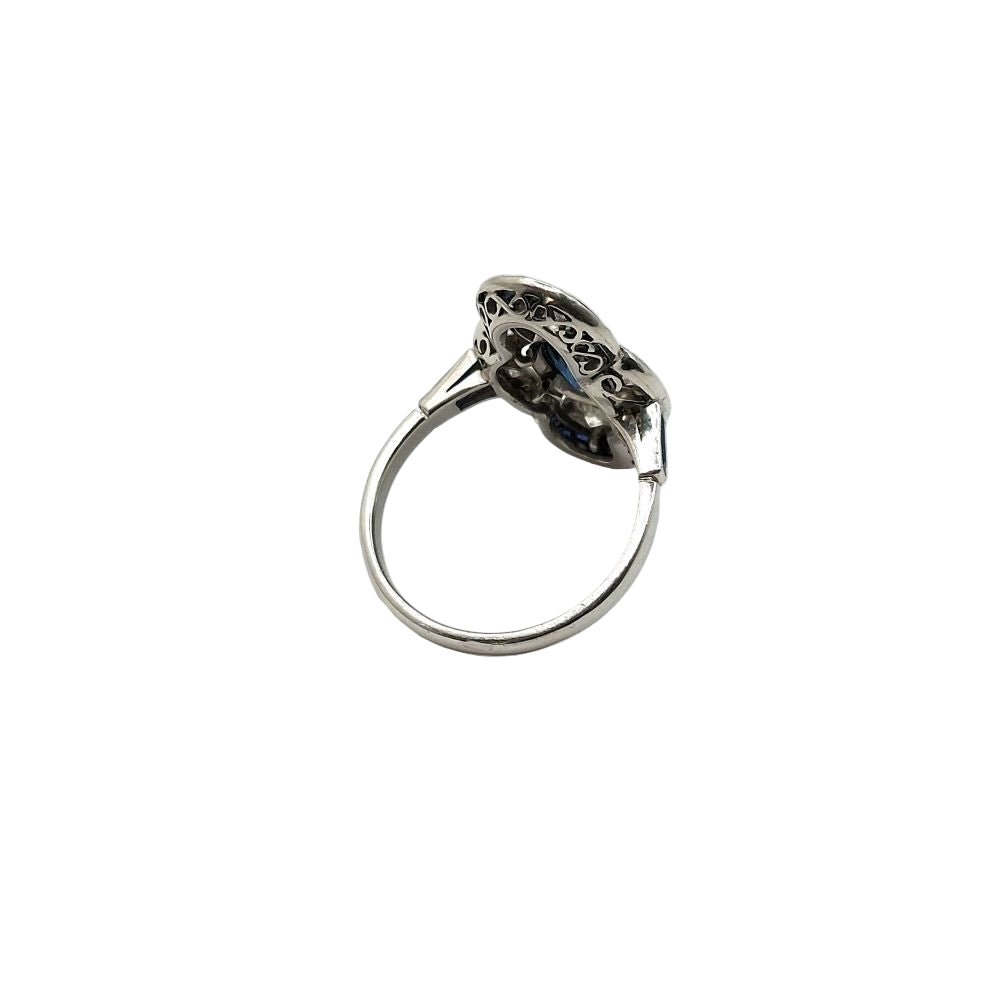 Bague Entourage en platine, saphir, diamants - Castafiore