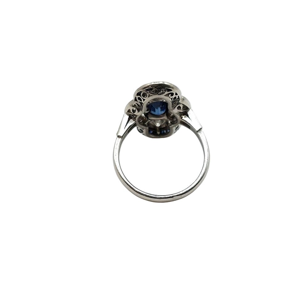 Bague Entourage en platine, saphir, diamants - Castafiore