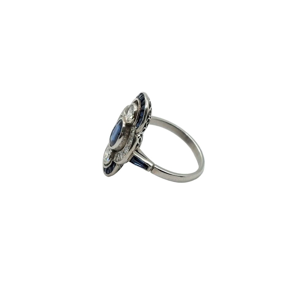 Bague Entourage en platine, saphir, diamants - Castafiore