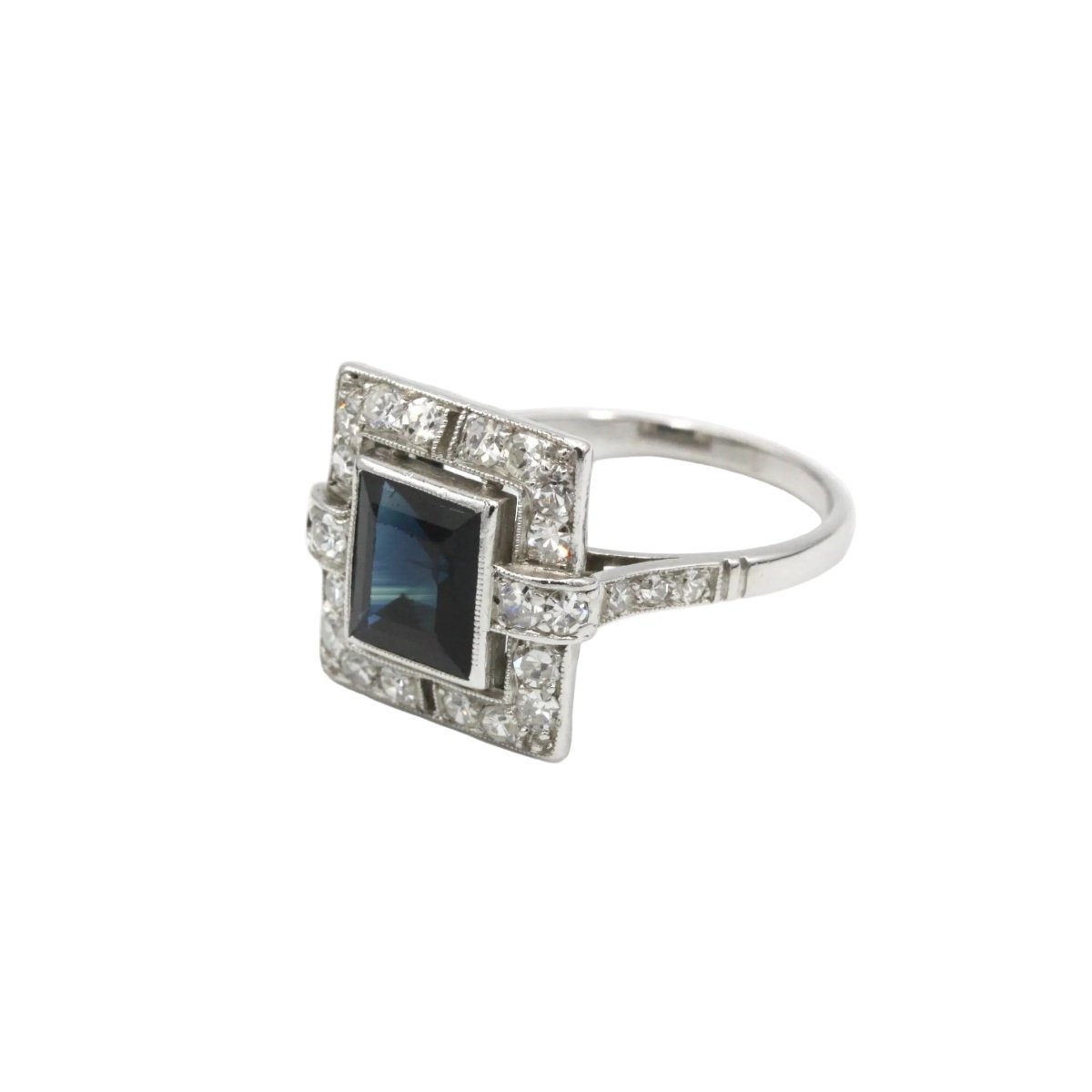 Bague Entourage en platine, saphir et diamants - Castafiore