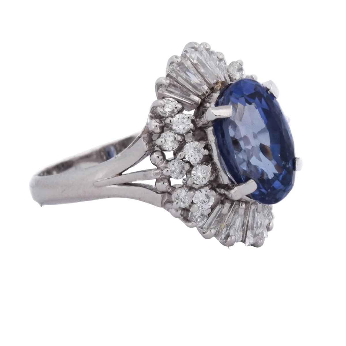 Bague Entourage en platine, saphir et diamants - Castafiore