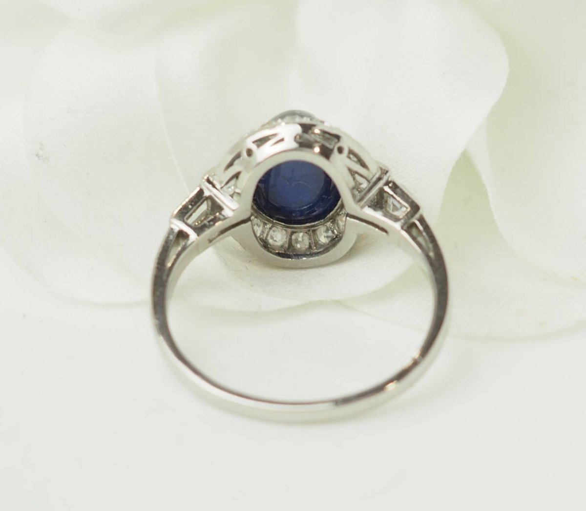 Bague Entourage en platine, saphir, et diamants - Castafiore