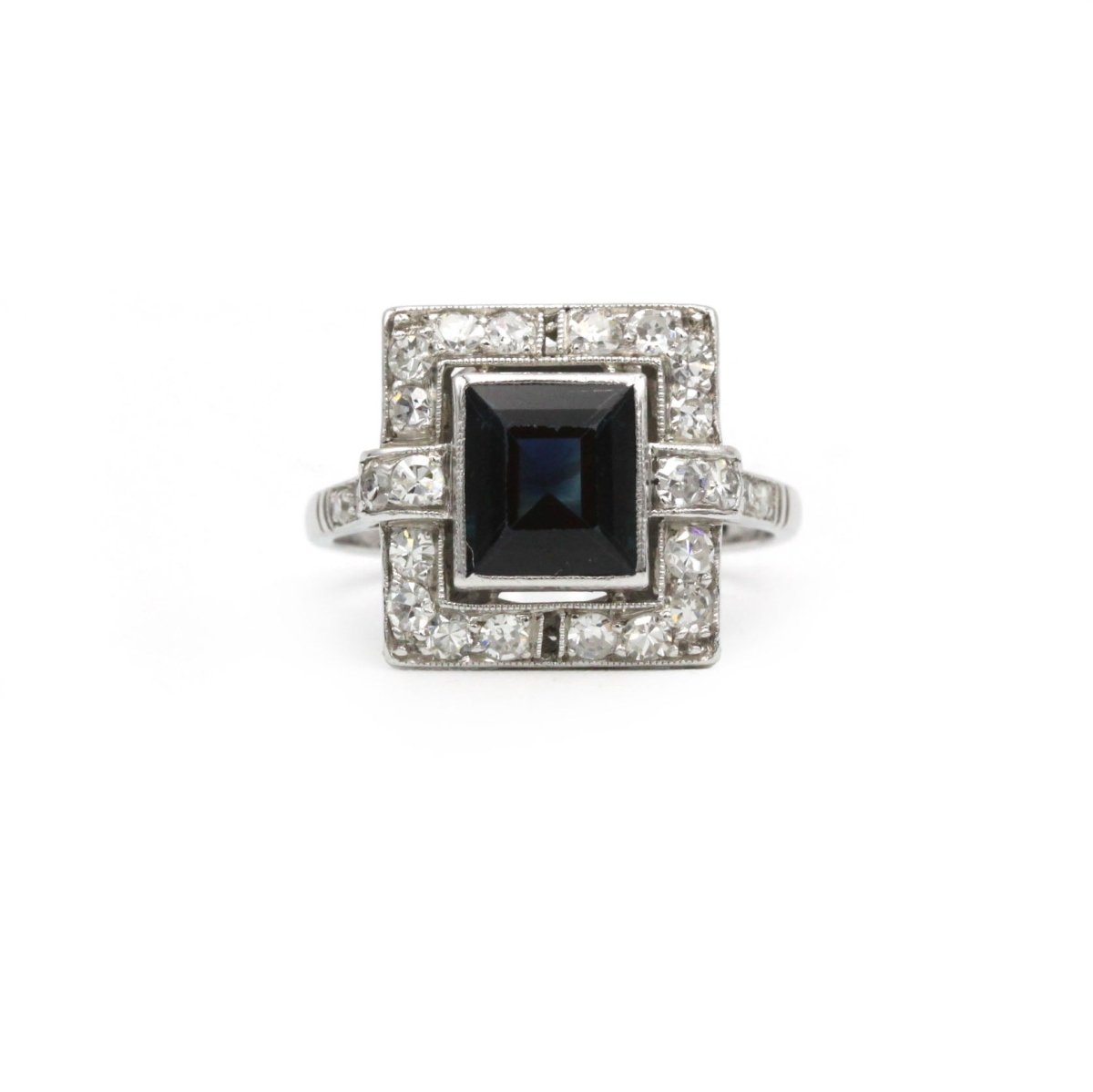 Bague Entourage en platine, saphir et diamants - Castafiore