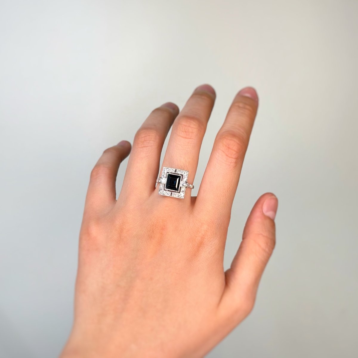 Bague Entourage en platine, saphir et diamants - Castafiore