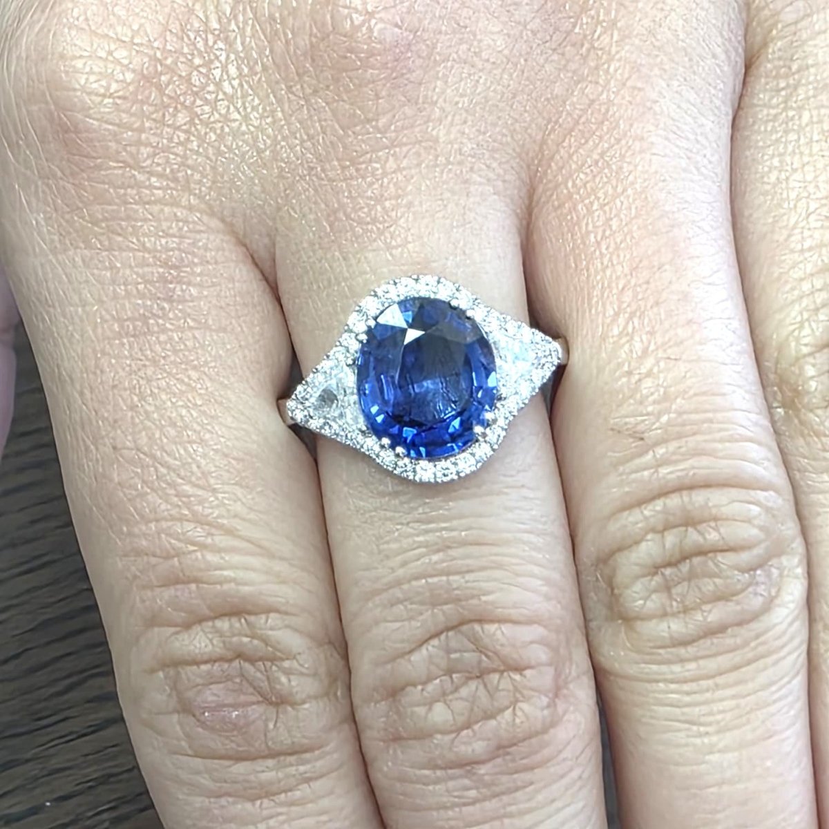 Bague Entourage en platine, saphir et diamants - Castafiore