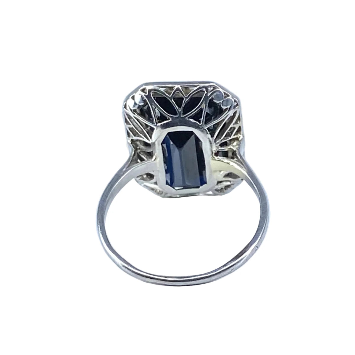Bague Entourage en platine, saphir et diamants - Castafiore