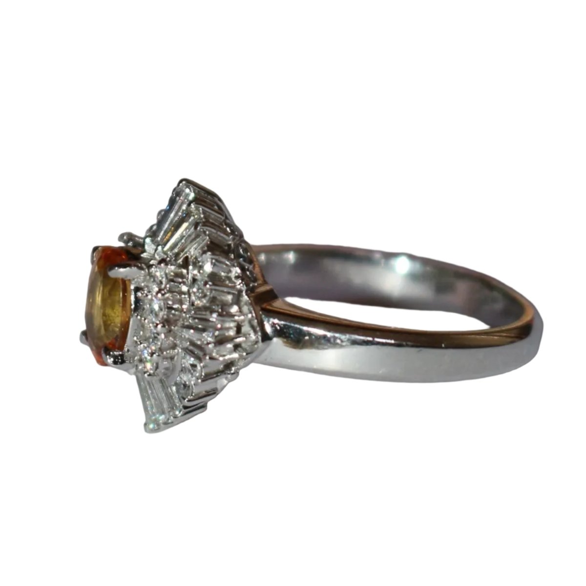Bague Entourage en platine, saphir et diamants - Castafiore