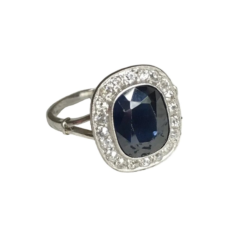 Bague Entourage en platine, saphir et diamants - Castafiore