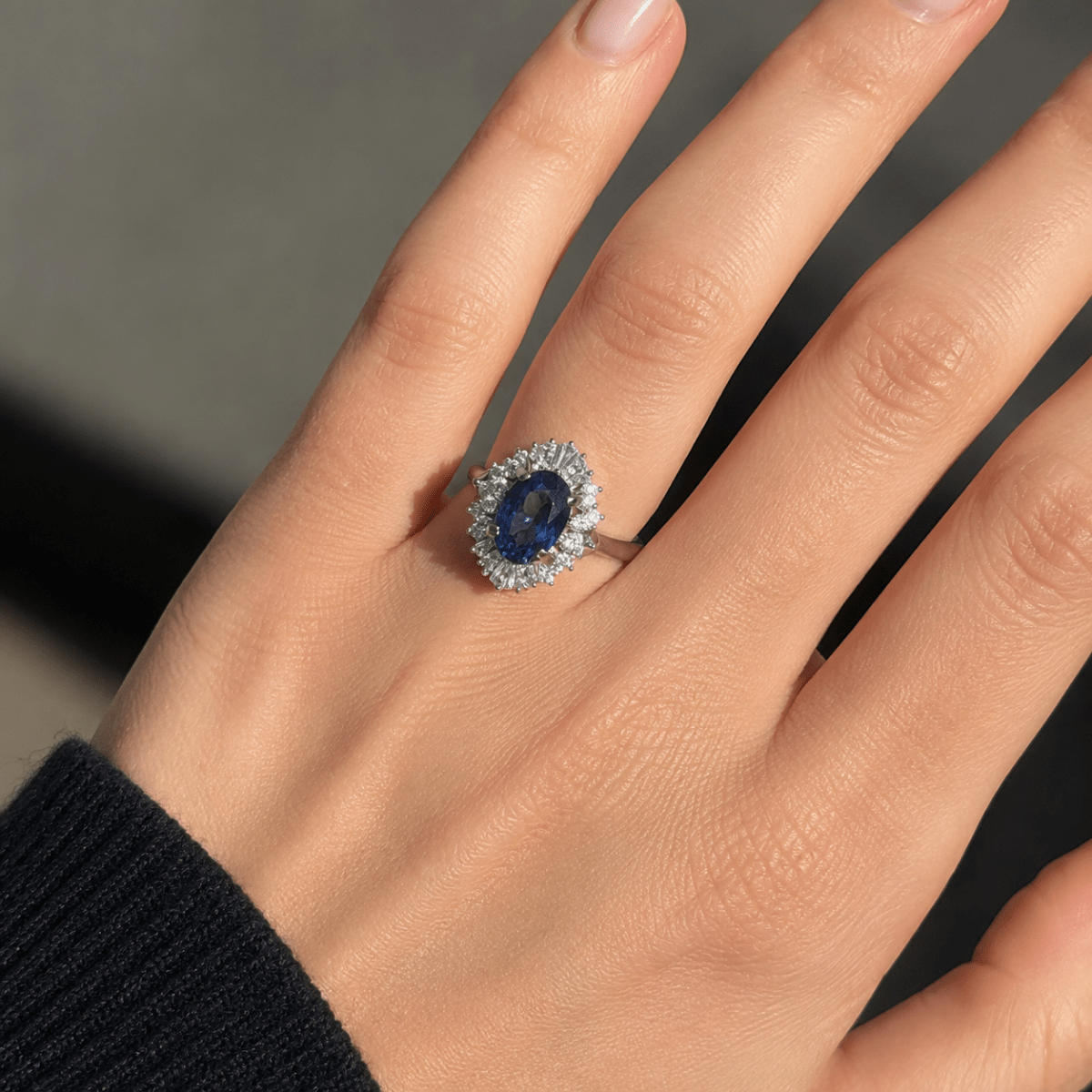 Bague Entourage en platine, saphir et diamants - Castafiore