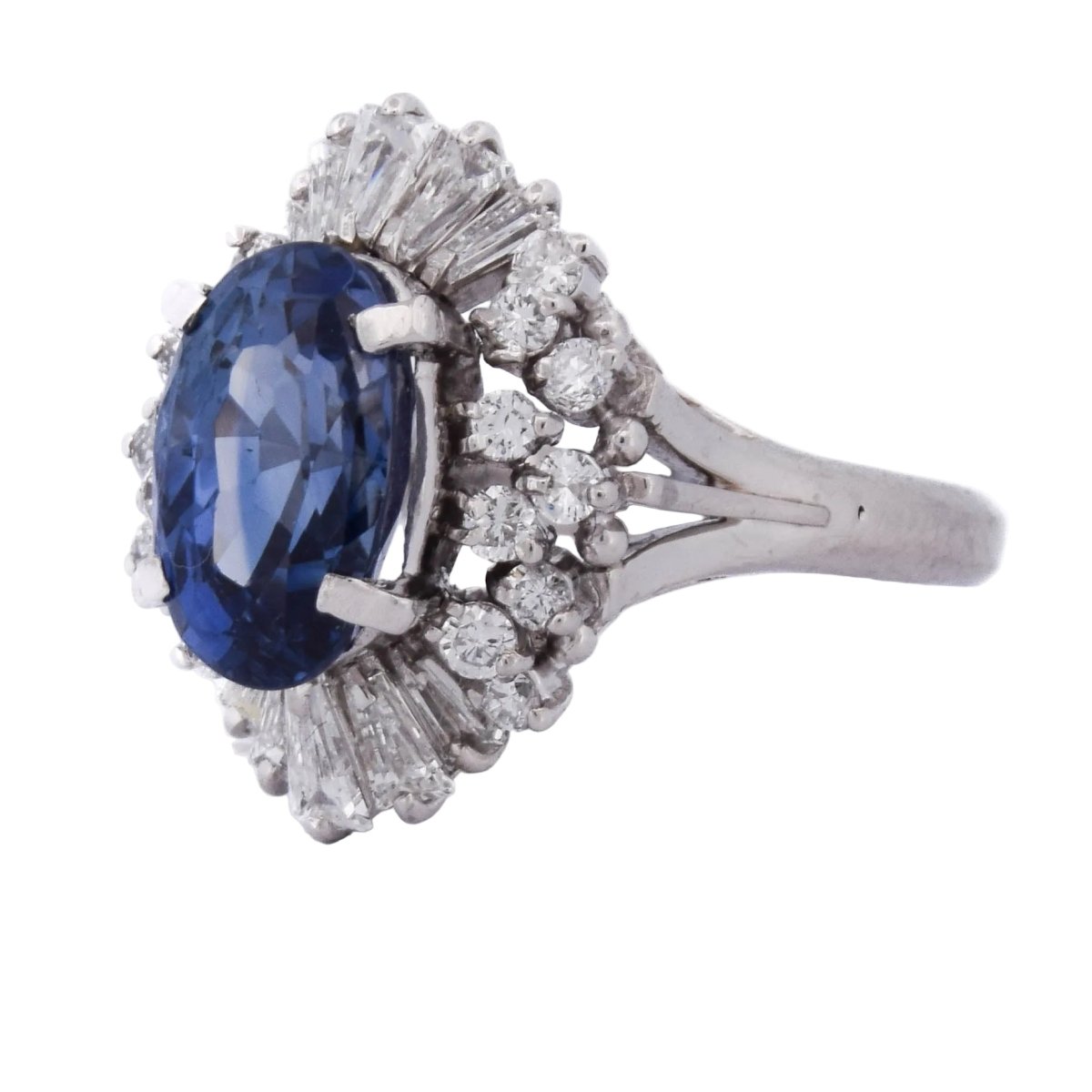 Bague Entourage en platine, saphir et diamants - Castafiore