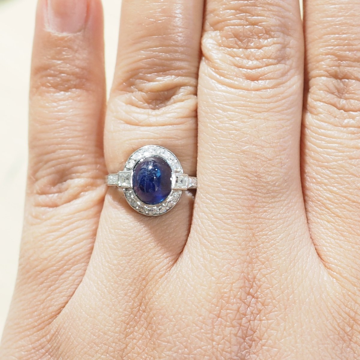 Bague Entourage en platine, saphir, et diamants - Castafiore