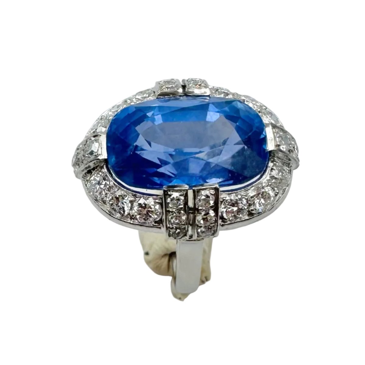Bague Entourage en platine, saphir et diamants - Castafiore