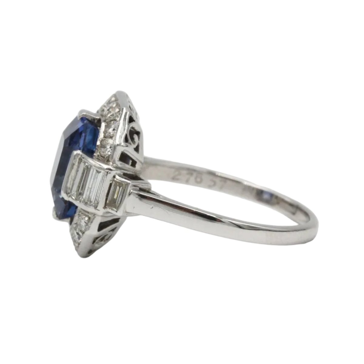 Bague Entourage en platine, saphir et diamants - Castafiore