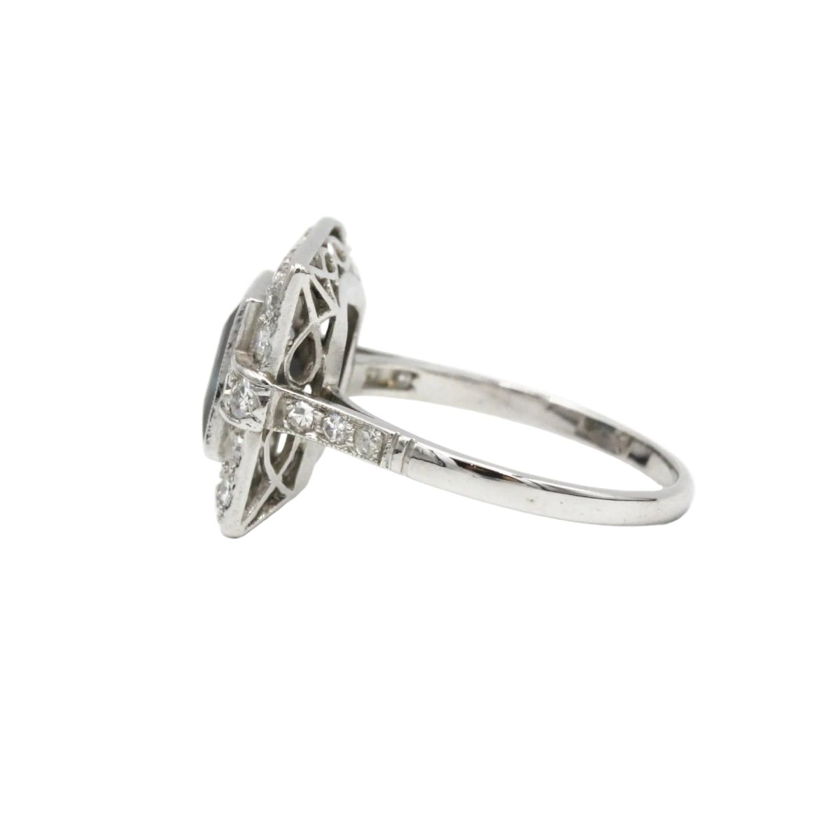 Bague Entourage en platine, saphir et diamants - Castafiore