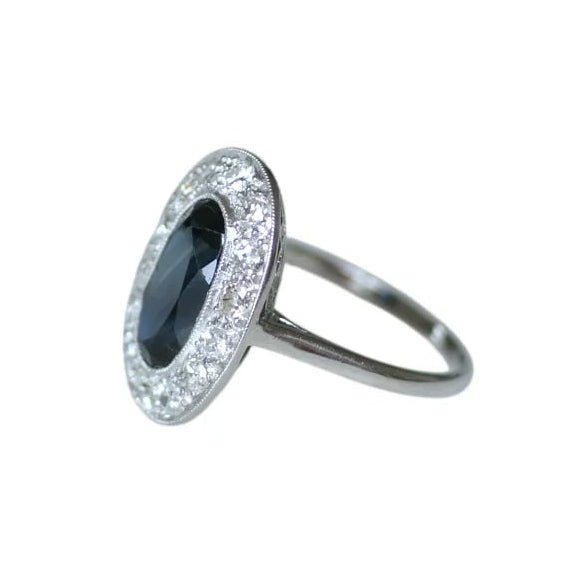 Bague Entourage en platine, saphir et diamants - Castafiore