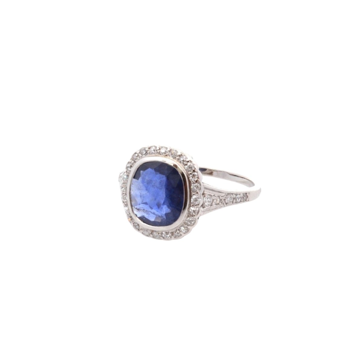 Bague Entourage en platine, saphir et diamants - Castafiore