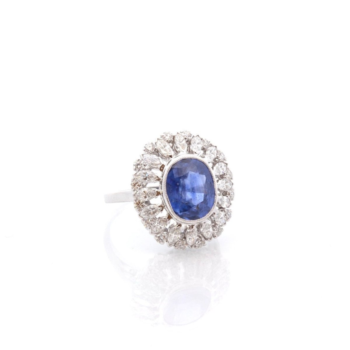Bague Entourage en platine, saphir et diamants - Castafiore