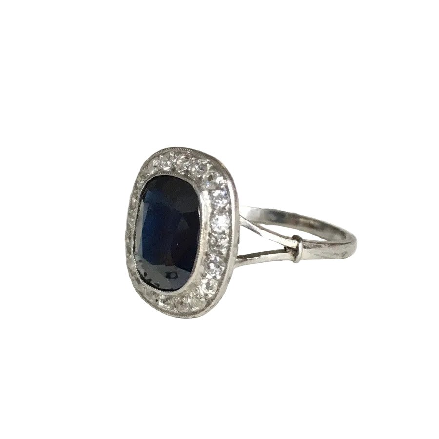 Bague Entourage en platine, saphir et diamants - Castafiore