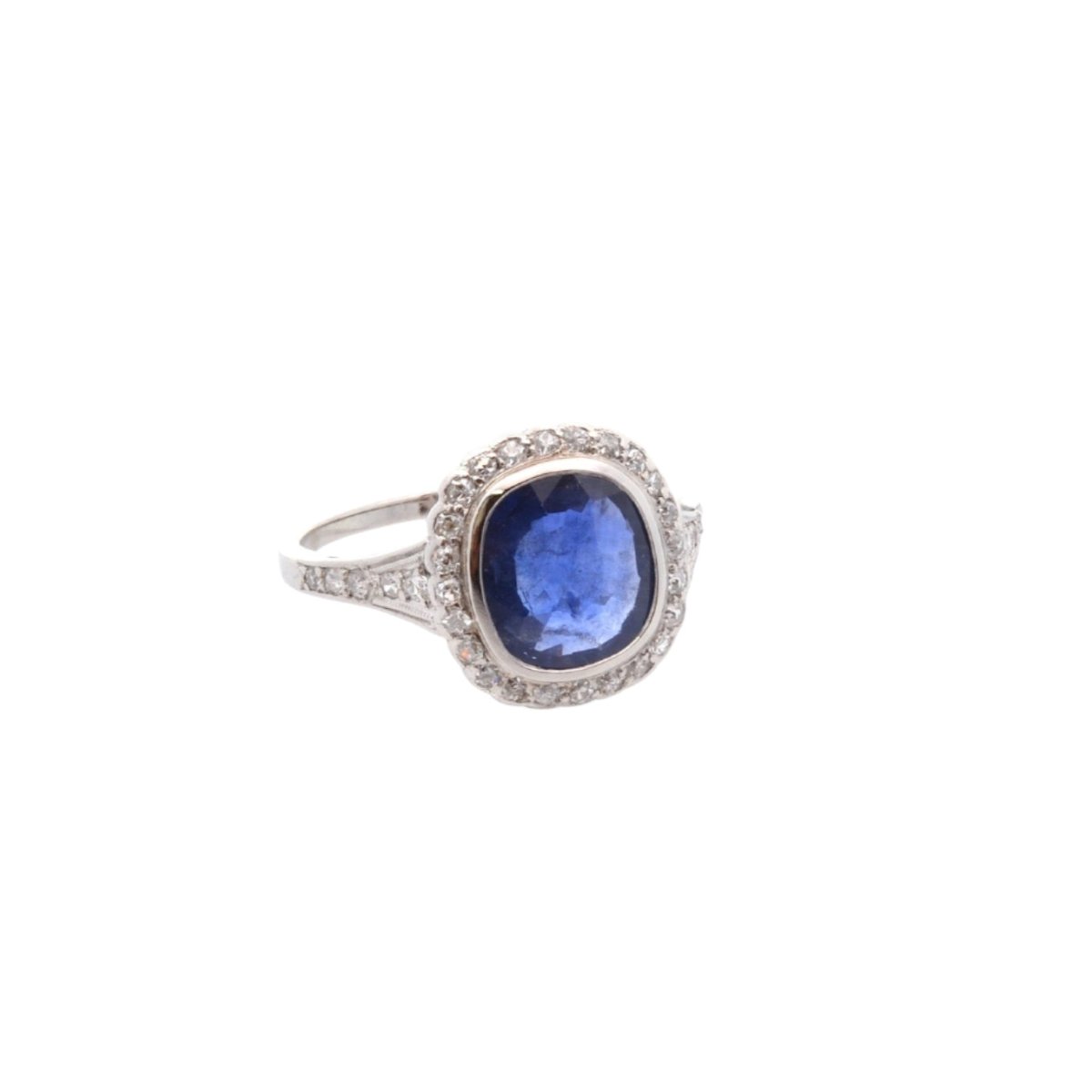 Bague Entourage en platine, saphir et diamants - Castafiore
