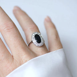 Bague Entourage en platine, saphir et diamants - Castafiore