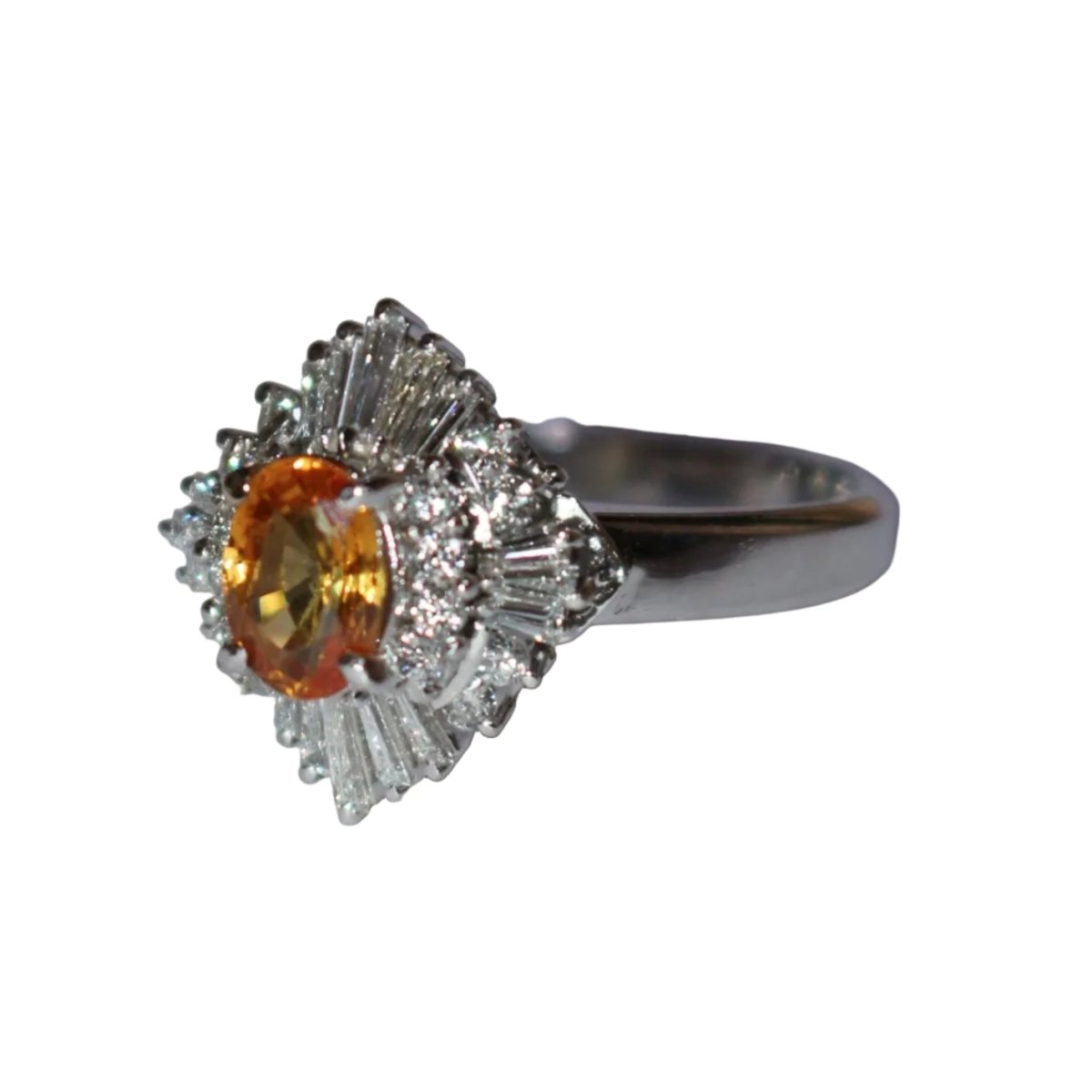 Bague Entourage en platine, saphir et diamants - Castafiore