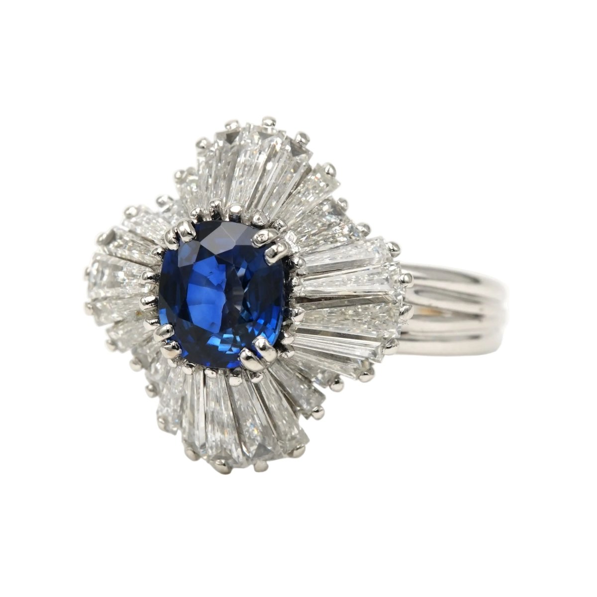 Bague Entourage en platine, saphir et diamants - Castafiore