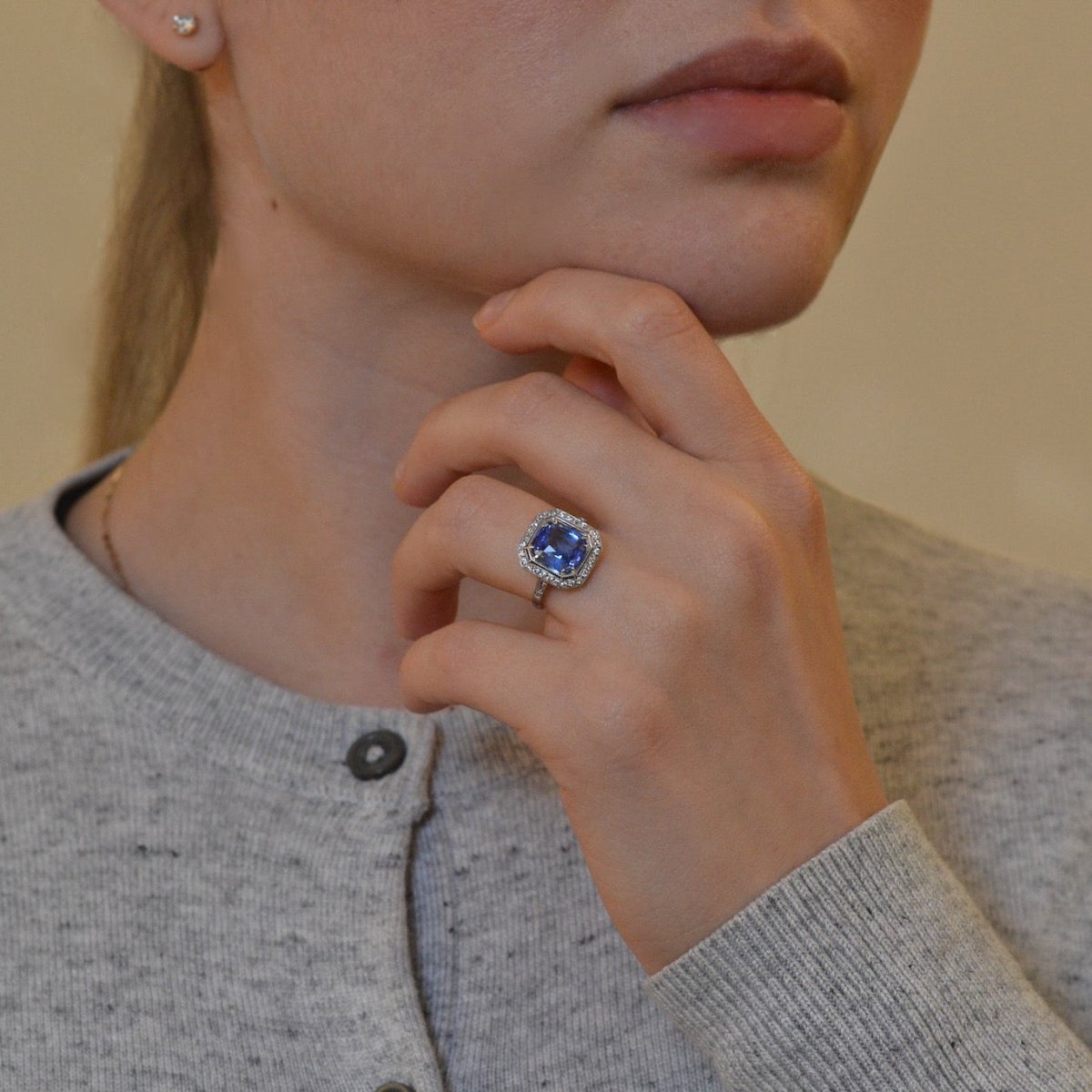 Bague Entourage en platine, saphir et diamants - Castafiore