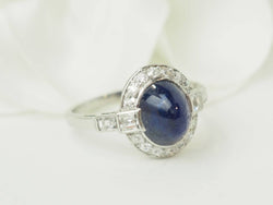 Bague Entourage en platine, saphir, et diamants - Castafiore