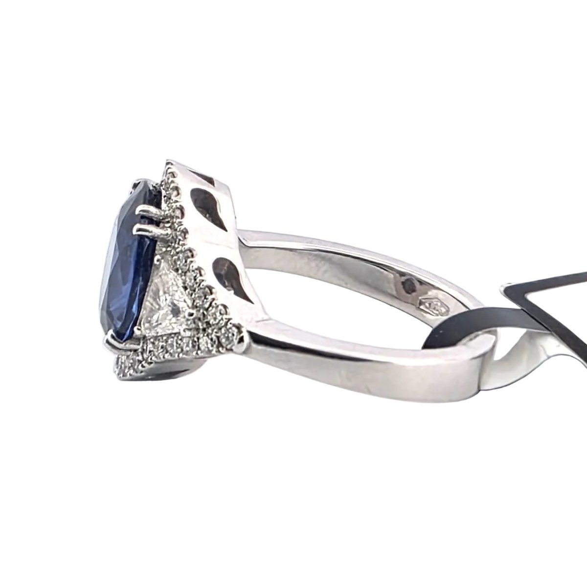 Bague Entourage en platine, saphir et diamants - Castafiore