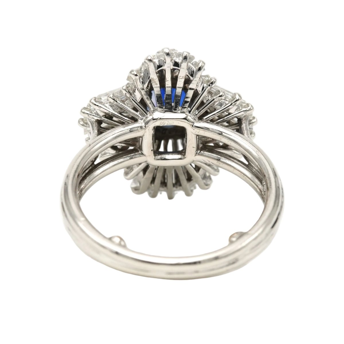 Bague Entourage en platine, saphir et diamants - Castafiore