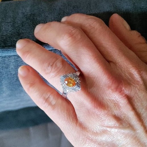 Bague Entourage en platine, saphir et diamants - Castafiore