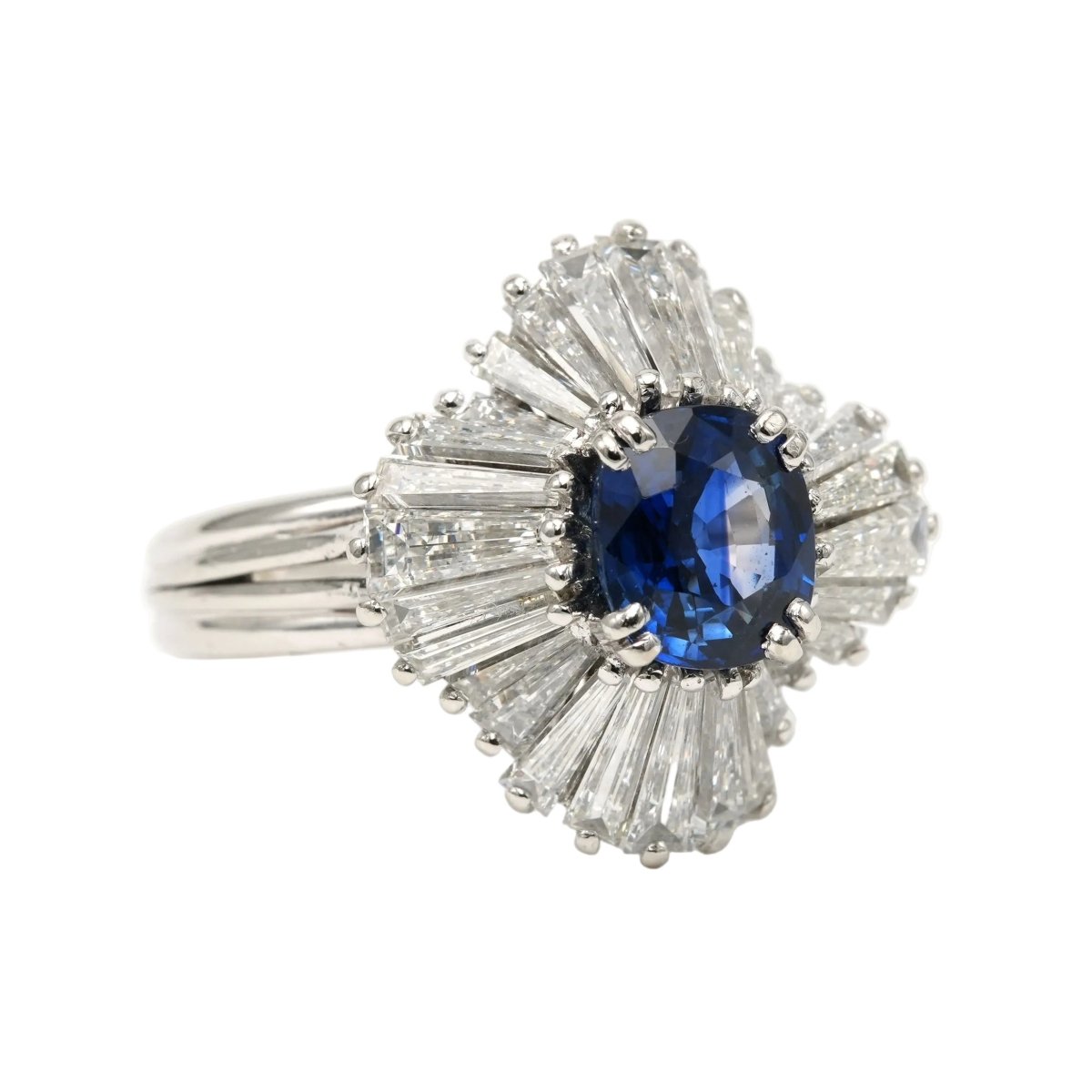 Bague Entourage en platine, saphir et diamants - Castafiore