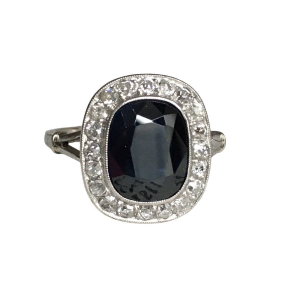 Bague Entourage en platine, saphir et diamants - Castafiore