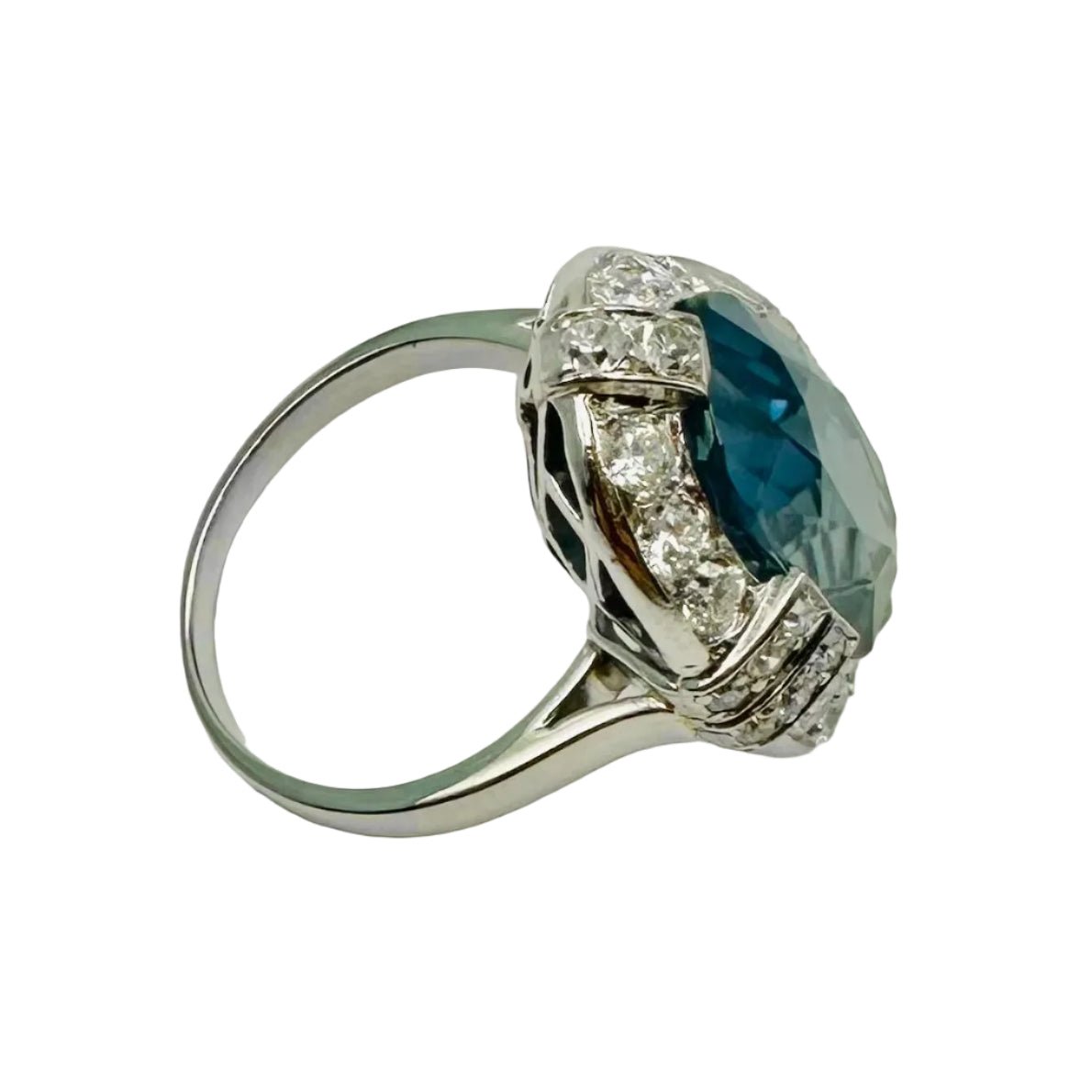 Bague Entourage en platine, saphir et diamants - Castafiore