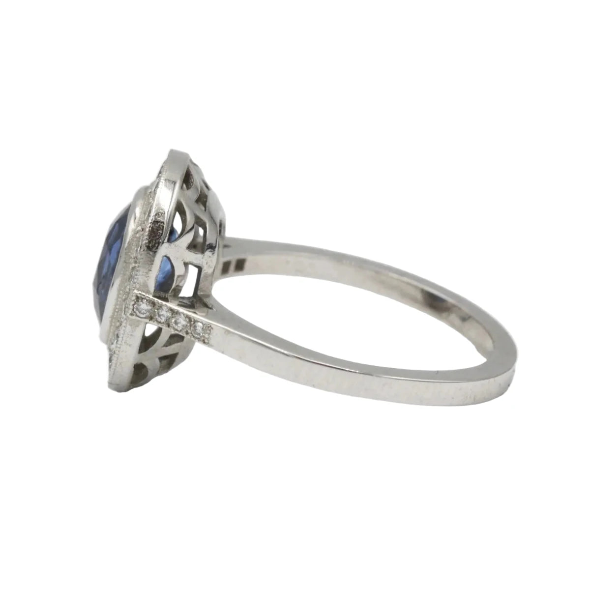 Bague Entourage en platine, saphir et diamants - Castafiore